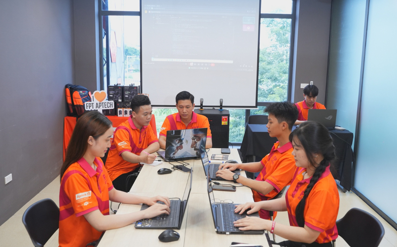 Chương trình được xây dựng theo chuẩn quốc tế, với lộ trình Full-stack tích hợp AI và nhiều công nghệ mới theo xu hướng.