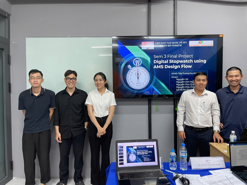 Các thành viên nhóm bảo vệ đồ án Stopwatch (AMS) trước hội đồng phản biện 