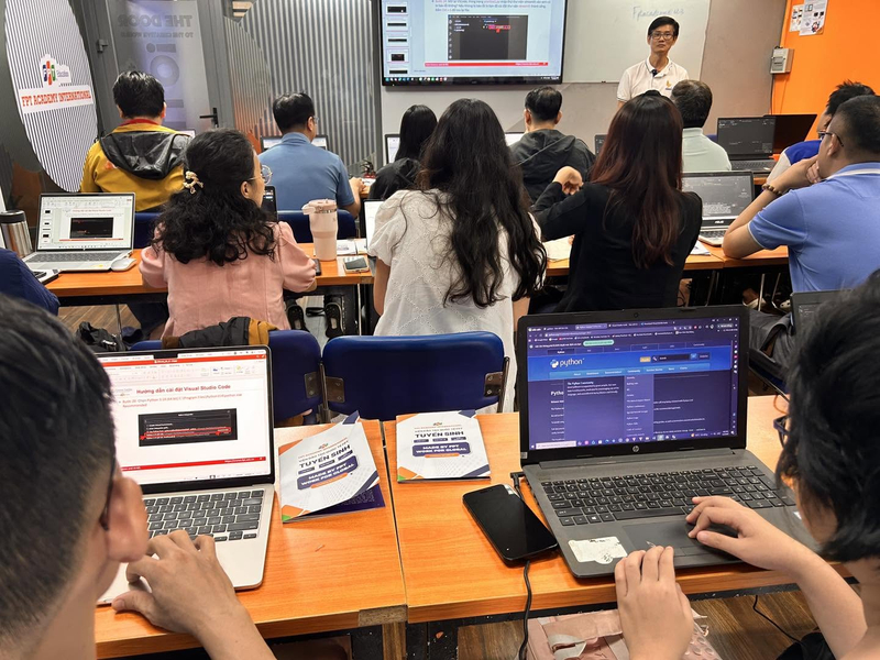 FPT Academy International đào tạo lập trình ô tô thông minh theo chuẩn quốc tế, chú trọng thực hành và AI.