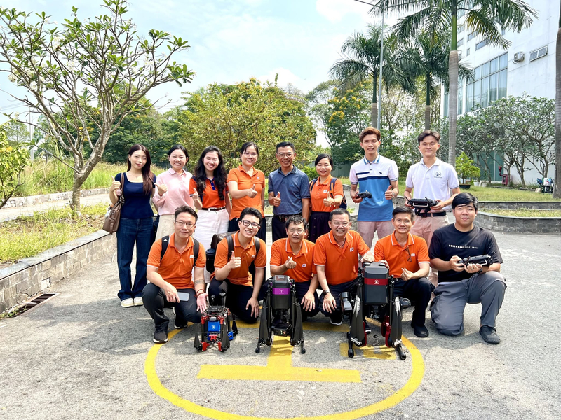 Kỹ sư nhúng ô tô tham gia thiết kế, lập trình và kiểm thử hệ thống điều khiển và kết nối xe.