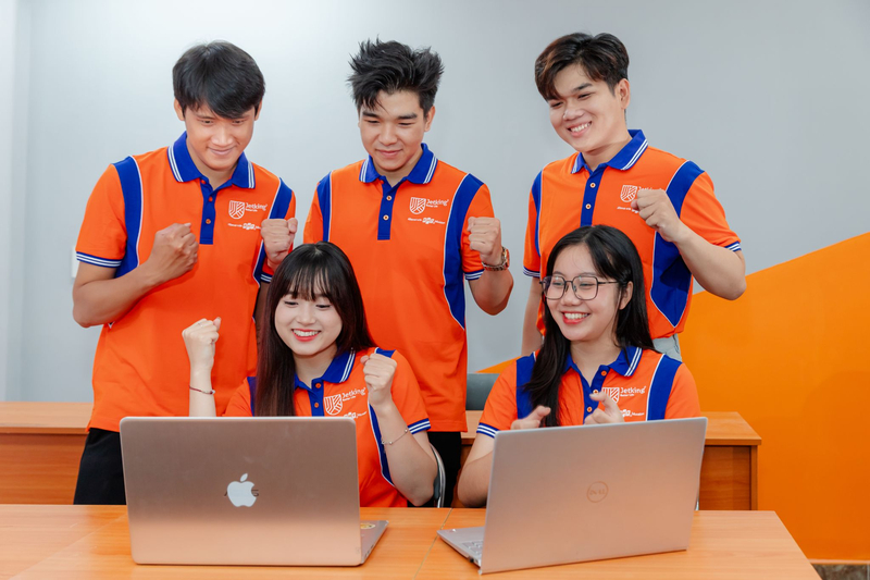 Ngành An toàn thông tin cung cấp cho người học kiến thức về nền tảng công nghệ, mạng và hệ thống, bảo mật chuyên sâu cùng các kỹ năng thực hành.