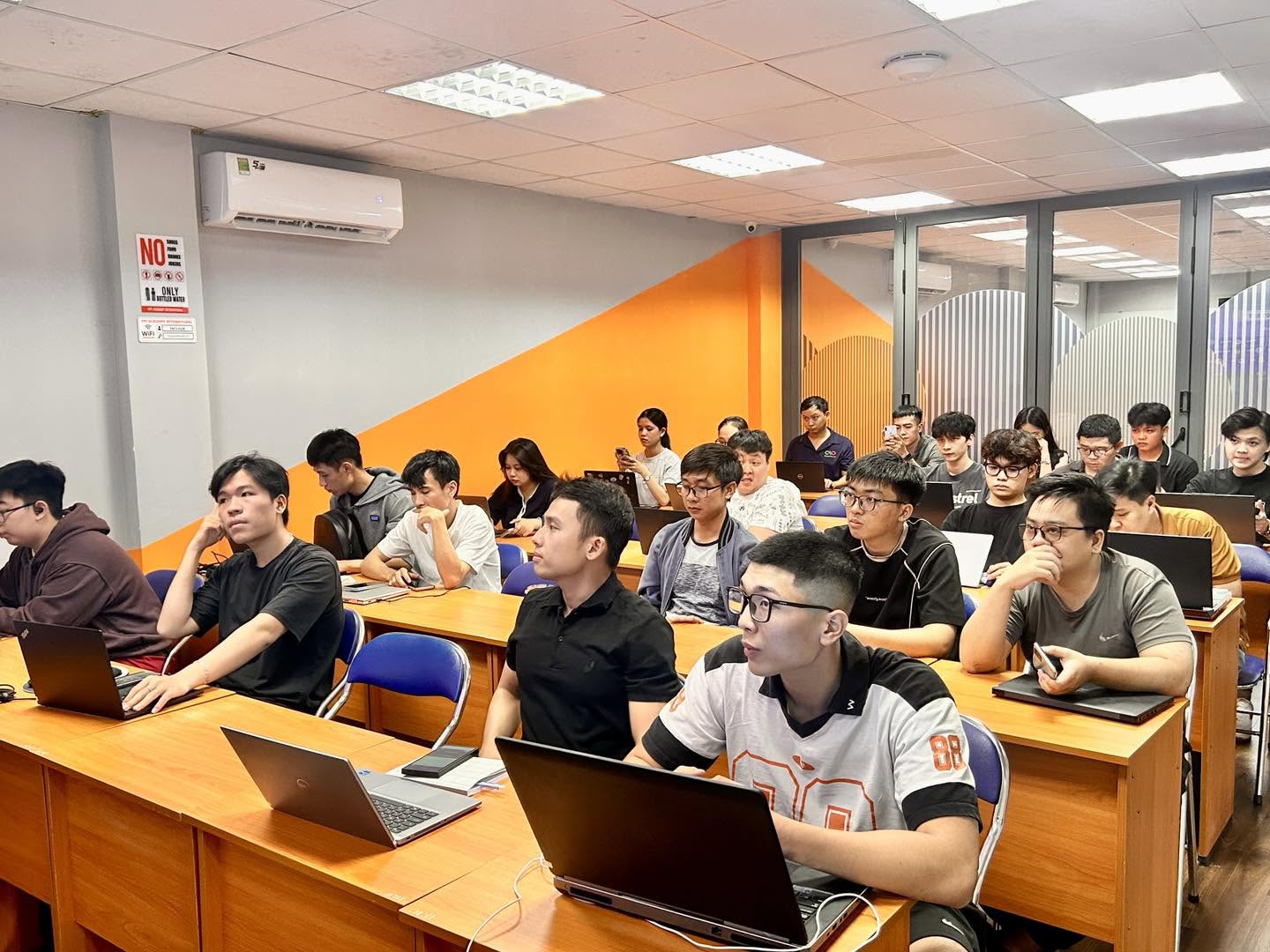 Vũ Thành Đạt (bàn đầu tiên từ phải qua) là tân sinh viên PFT Aptech khai giảng tháng 5/2028