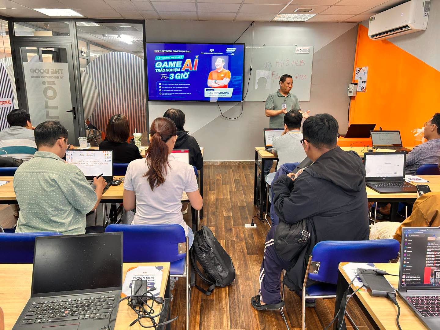 Đông đảo người tham dự trải nghiệm tại lớp học