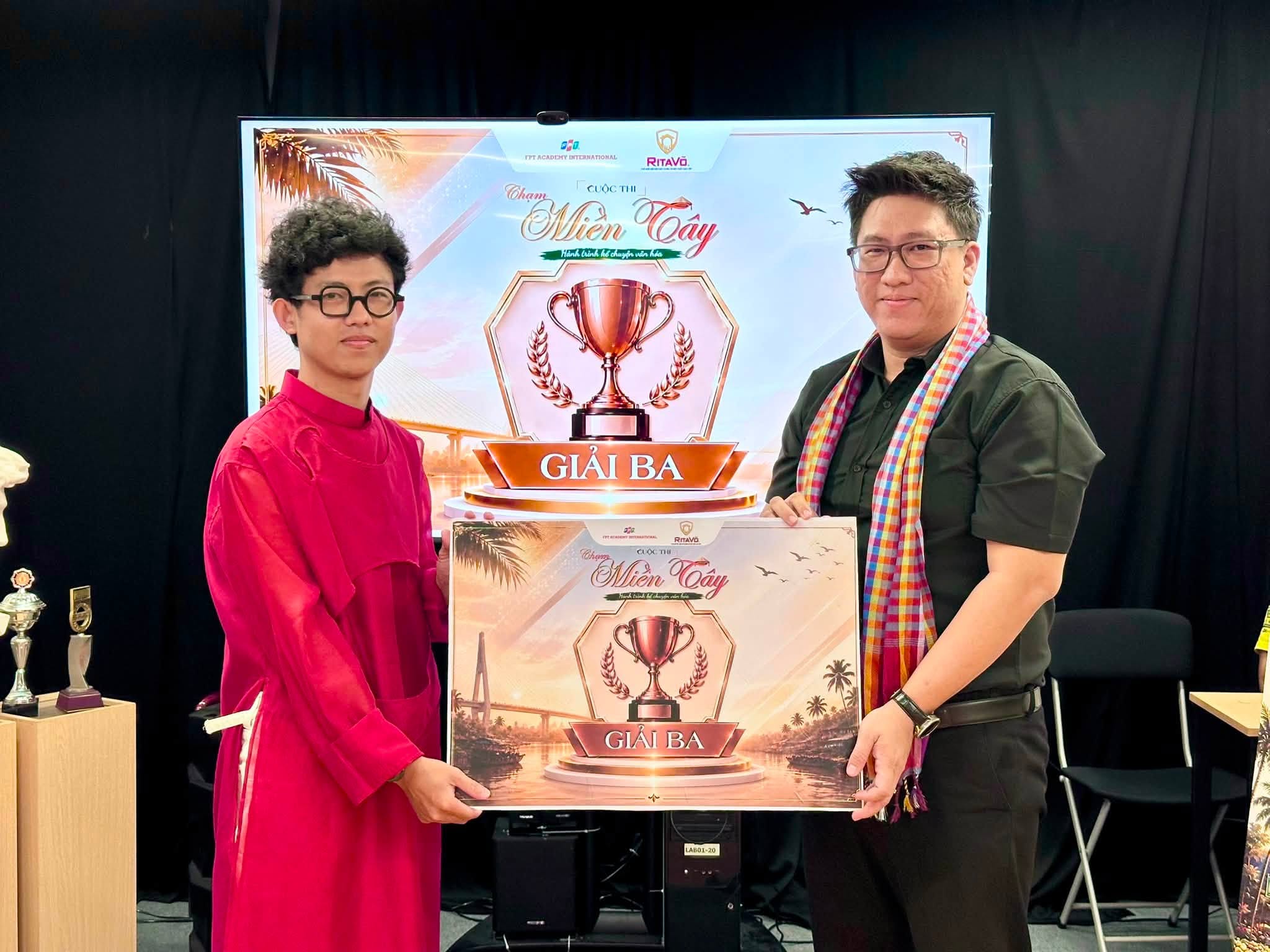 Cuộc thi "Chạm miền tây" - Hành trình kể chuyện văn hóa bằng góc nhìn thế hệ trẻ 10 764845144 122130136707245638 3590185148964479724 n