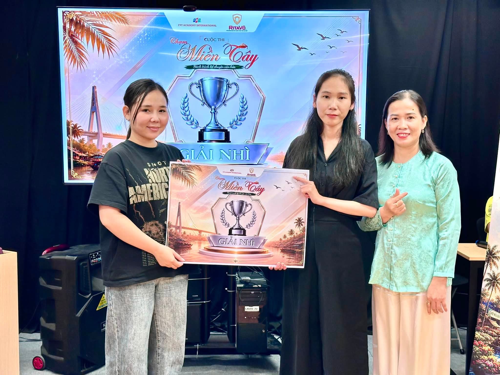 Cuộc thi "Chạm miền tây" - Hành trình kể chuyện văn hóa bằng góc nhìn thế hệ trẻ 7 766914629 122130136581245638 6852262435799836226 n