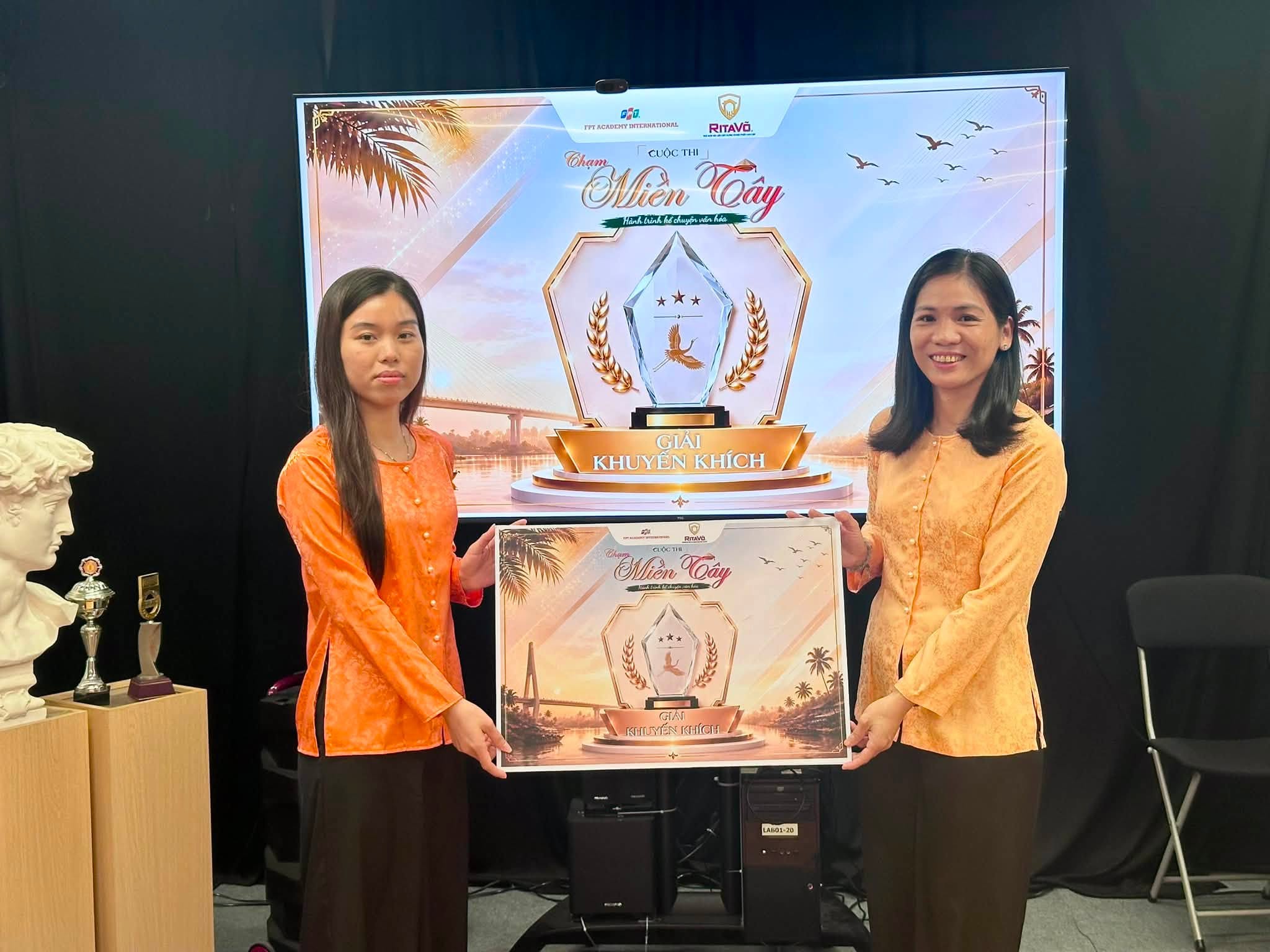 Cuộc thi "Chạm miền tây" - Hành trình kể chuyện văn hóa bằng góc nhìn thế hệ trẻ 9 767103143 122130136725245638 9032958219052980691 n