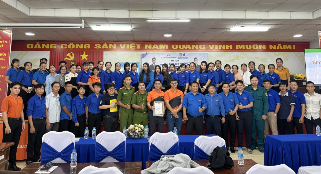 Đoàn viên, thanh niên phường Thới Long trải nghiệm tư duy sáng tạo cùng AI và Canva
