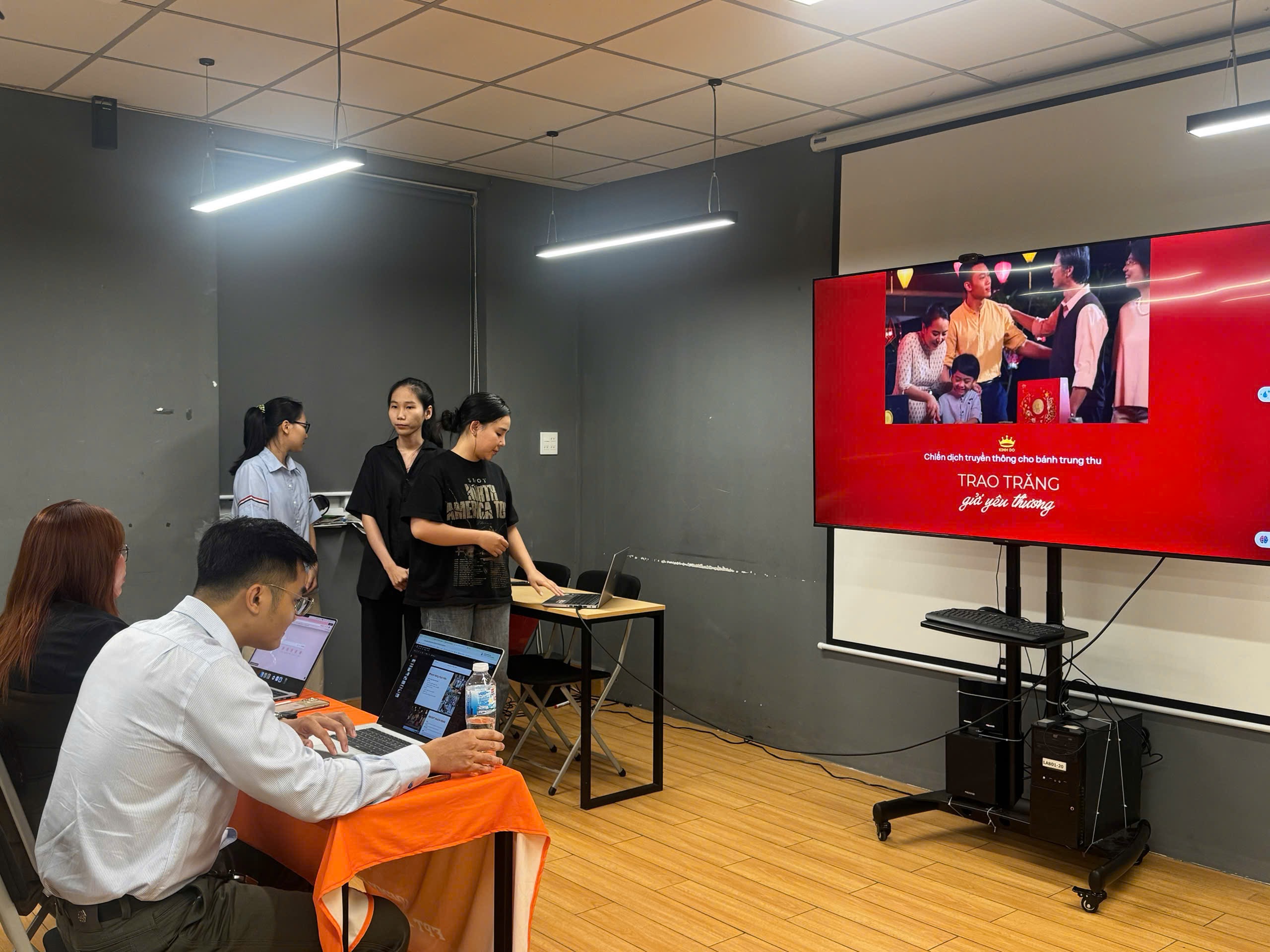 Workshop "Design Like Marketer": Sinh viên FPT tiếp cận tư duy thiết kế dưới góc nhìn Marketing 7 IMG 2650