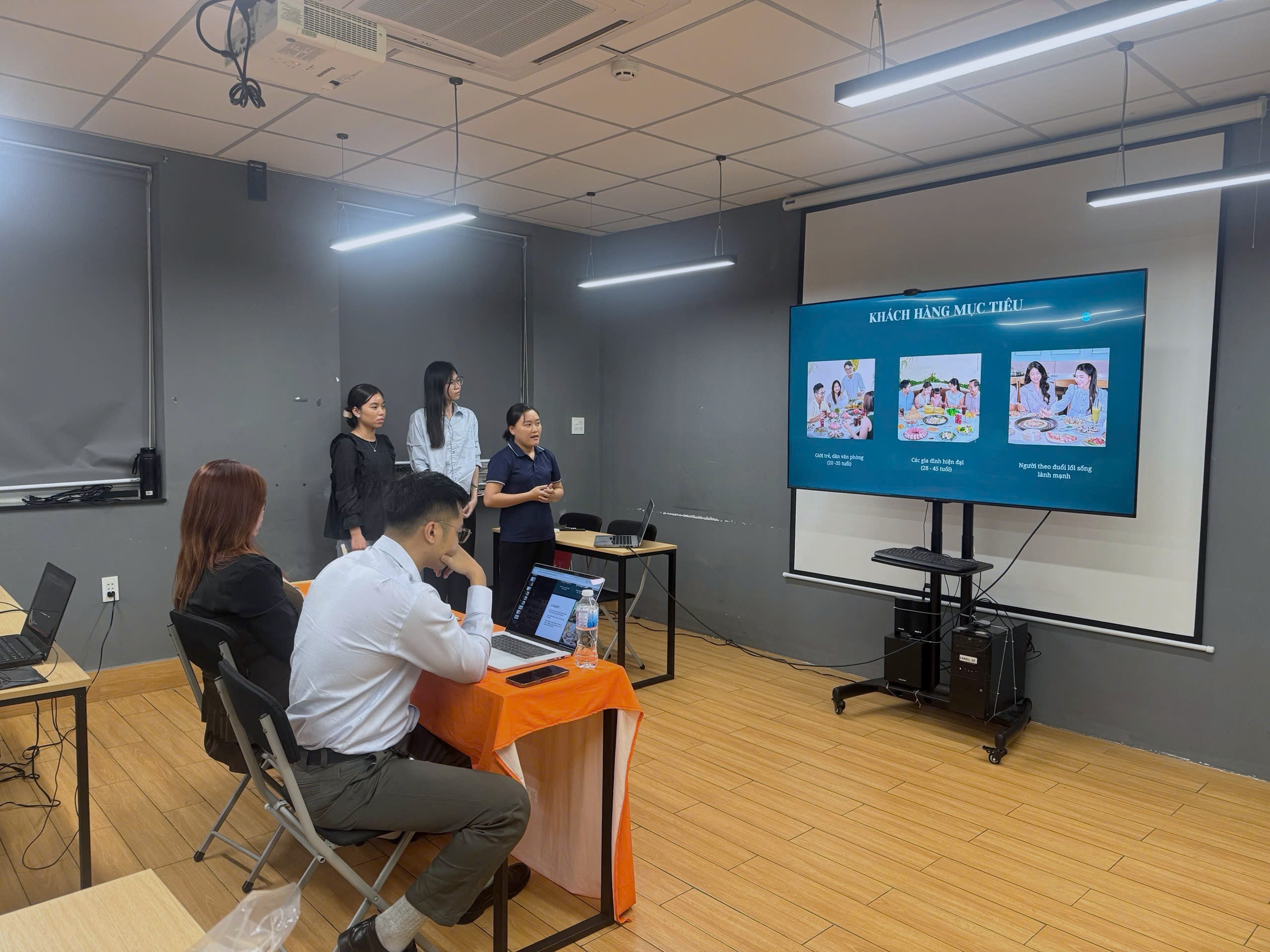 Workshop "Design Like Marketer": Sinh viên FPT tiếp cận tư duy thiết kế dưới góc nhìn Marketing 9 IMG 2651