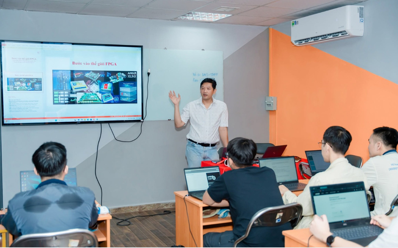 FPT Academy International cung cấp lộ trình bài bản, giúp người mới tiếp cận kiến thức cơ bản trước khi đi sâu vào các chuyên ngành.