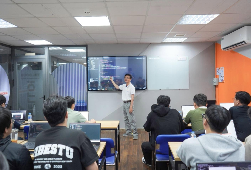 FPT Academy International đào tạo Phát triển Phần mềm Ứng dụng FPT Cranes, giúp người học đón đầu kỷ nguyên AI.