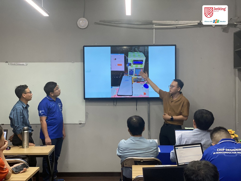 FPT Academy International trang bị kiến thức nền tảng về công nghệ thông tin, giúp học viên hiểu được cách hệ thống vận hành. 