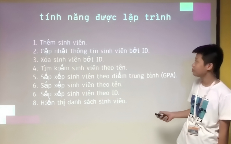 Hoàng Lân Vinh, 13 tuổi, tự xây dựng chương trình quản lý sinh viên bằng Python và thuyết trình sản phẩm hoàn toàn bằng tiếng Anh.