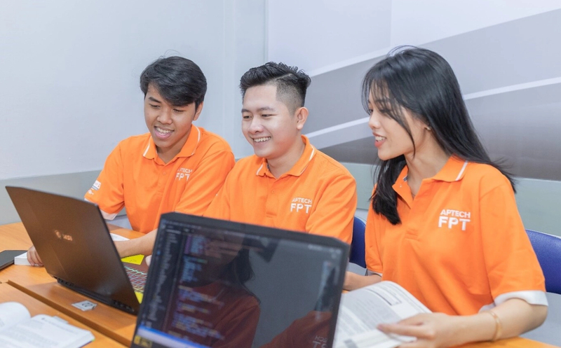 Học viên FPT Academy International được hướng dẫn để chọn ngôn ngữ lập trình game phù hợp và làm quen với các công cụ.