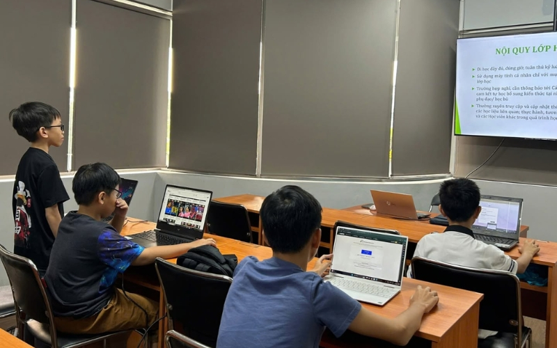 Khóa học tại FPT AfterSchool cung cấp lộ trình Python bài bản dành cho học viên dưới 18 tuổi.