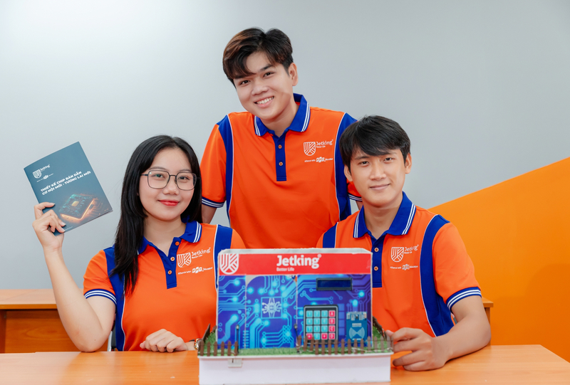 Lộ trình 4 kỳ tích hợp AI giúp nâng cao kỹ năng quản trị an ninh mạng và đám mây.