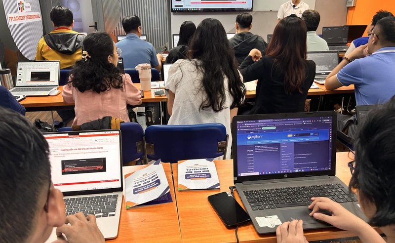 Ngành Khoa học Dữ liệu kết hợp giữa kiến thức về lập trình, toán học, thống kê và phân tích dữ liệu trong cùng một lộ trình học.
