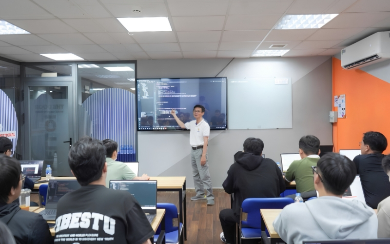 Người học cần bắt đầu với kiến thức lập trình cơ bản và tư duy hệ thống để tạo nền tảng cho các nội dung chuyên sâu.