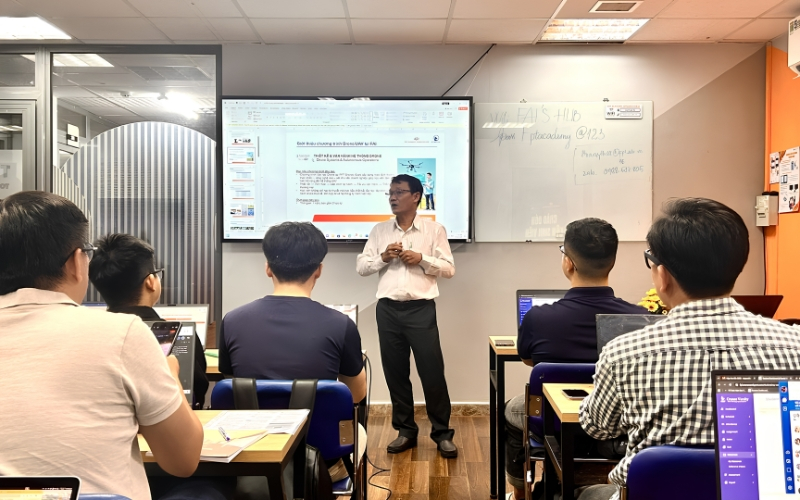 Người học cần tránh học cú pháp máy móc, thiếu dự án, bỏ qua công cụ và định hướng nghề nghiệp.
