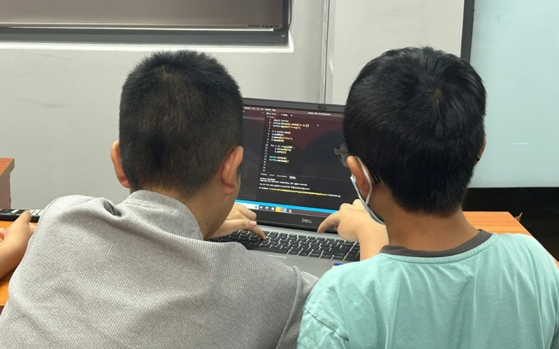 Phương pháp PBL kết hợp STEAM giúp học viên học qua thực hành, vận dụng kiến thức vào dự án và rèn luyện kỹ năng cần thiết.