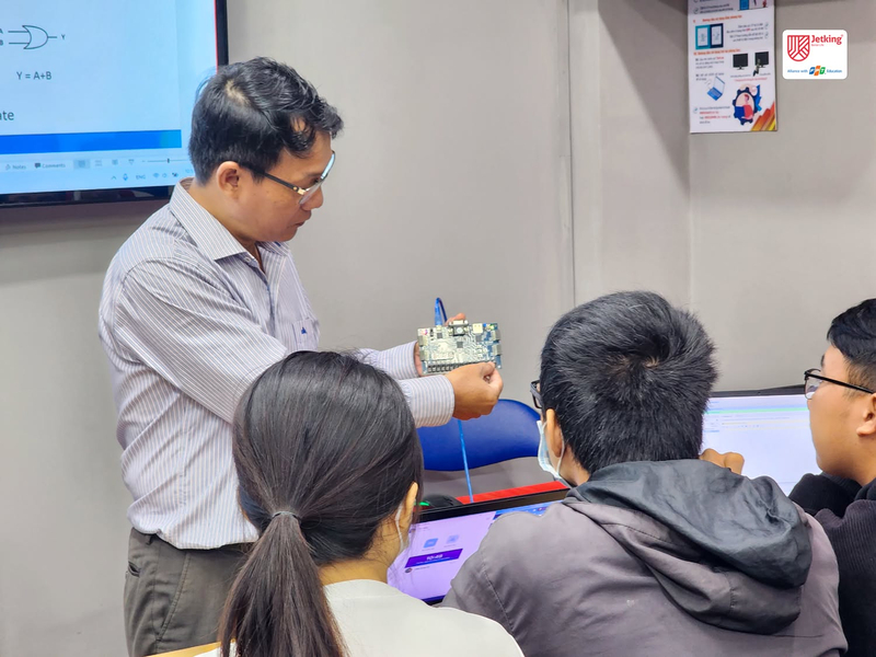 Tại FPT Academy International, học viên được luyện tập, thực hành thông qua các dự án thực tế ngay từ trong quá trình học. 