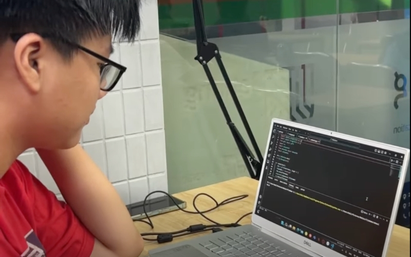 Tăng Gia Nghị, 13 tuổi, ứng dụng lập trình để xây dựng trợ lý AI giảng bằng tiếng Việt.