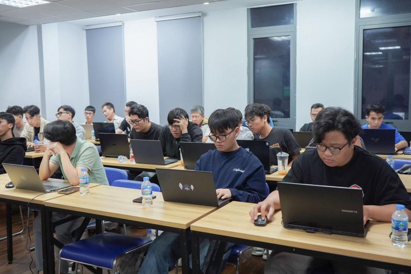 Trí tuệ nhân tạo và Robot là chuyên ngành tập trung nghiên cứu và phát triển các hệ thống thông minh của AI.