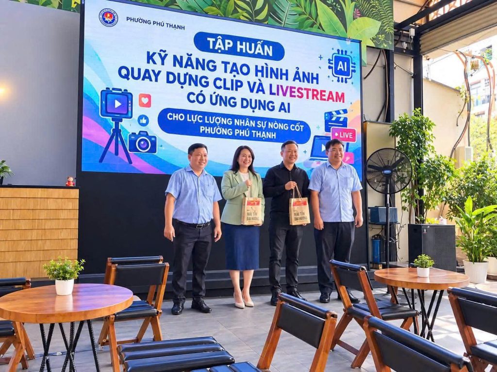 Viện Đào tạo Quốc tế FPT đồng hành cùng Phường Phú Thạnh trong tập huấn ứng dụng AI và kỹ năng số