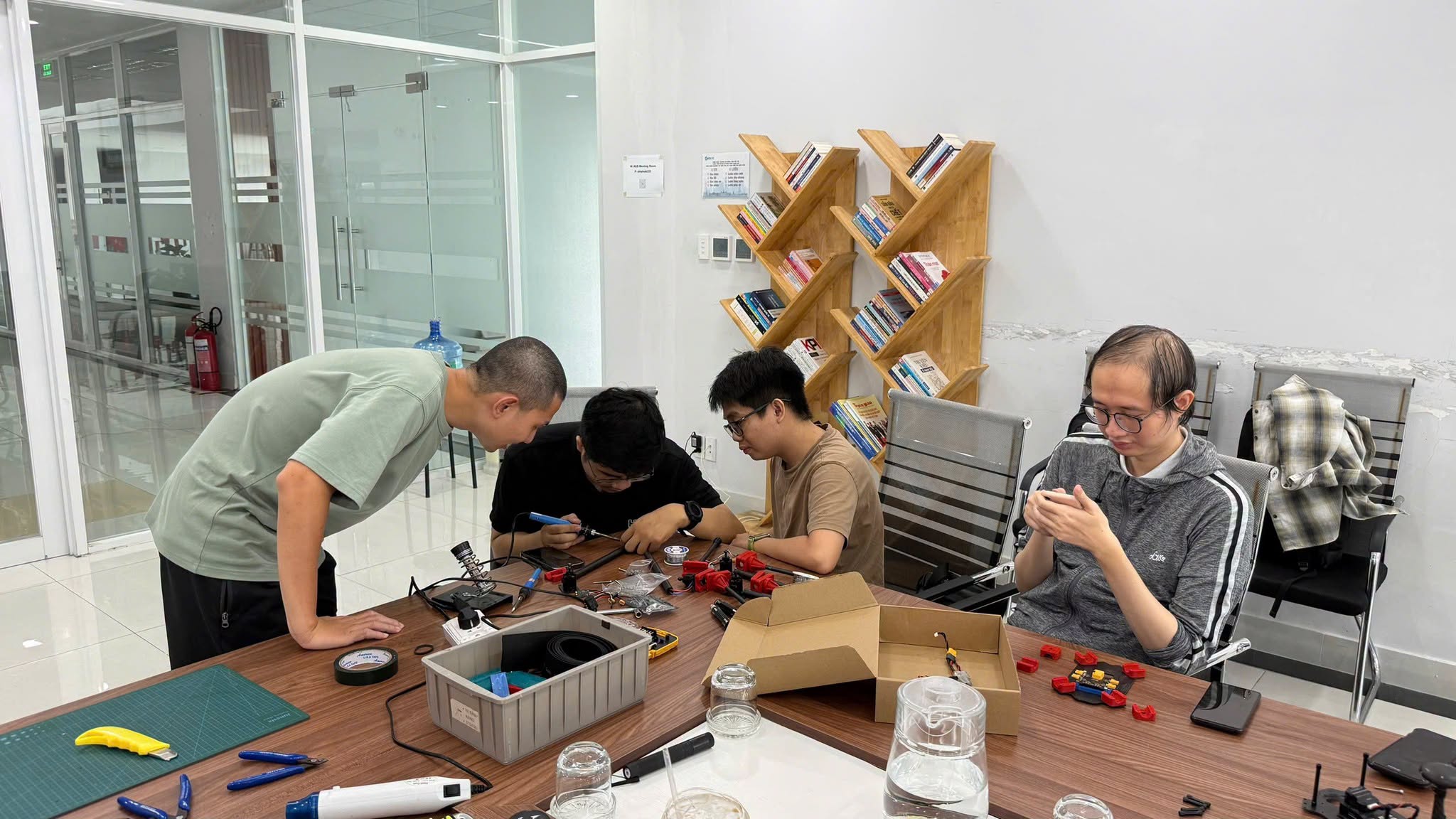 Sinh viên D1.2605.D0 thực hành lắp ráp drone tại Saolatek.