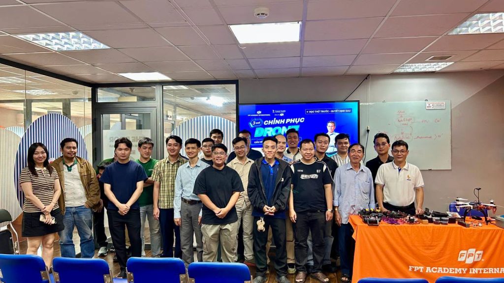 Hơn 30 người tham dự trải nghiệm công nghệ Drone qua lớp học thử thực tế
