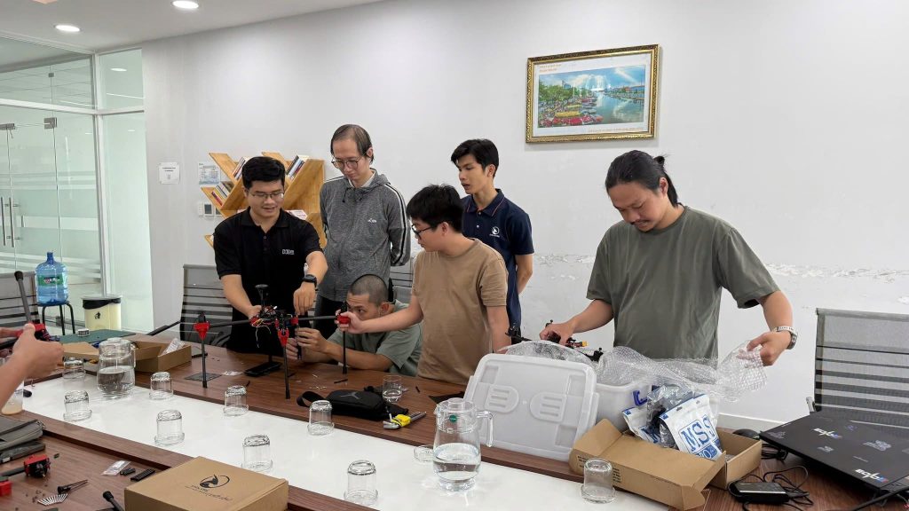 Sinh viên D1.2605.D0 trải nghiệm thực hành lắp ráp drone tại Saolatek