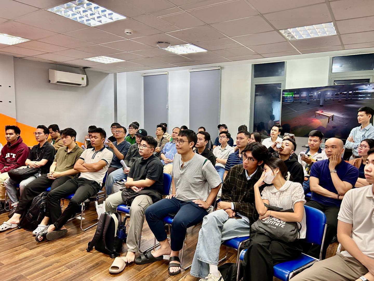 Hơn 30 người tham dự trải nghiệm công nghệ Drone qua lớp học thử thực tế