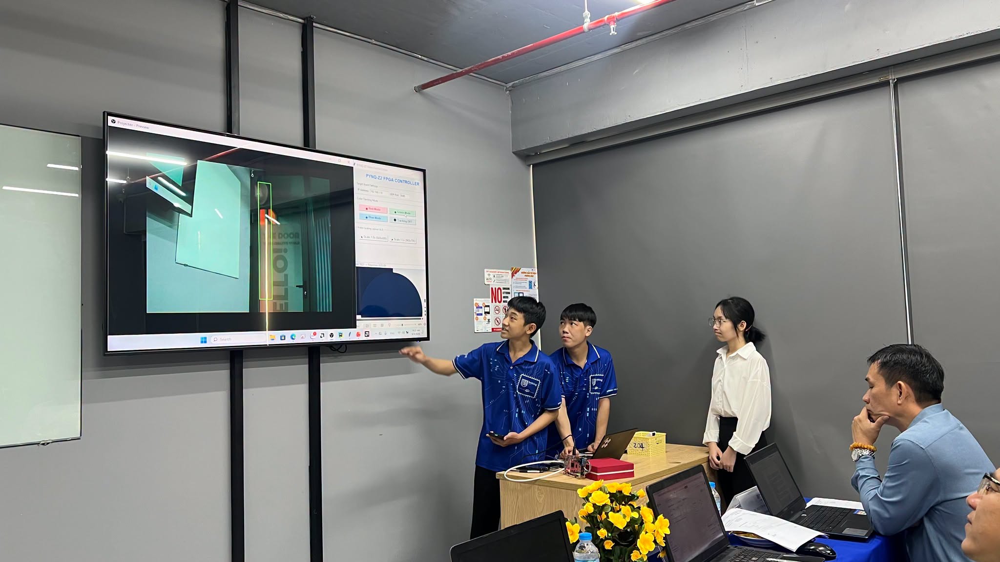 Bảo vệ đồ án kỳ 4 Chip Design: Khi kiến thức được kiểm chứng bằng sản phẩm thực tế 3 Các nhóm lần lượt trình bày đồ án trước hội đồng phản biện và doanh nghiệp