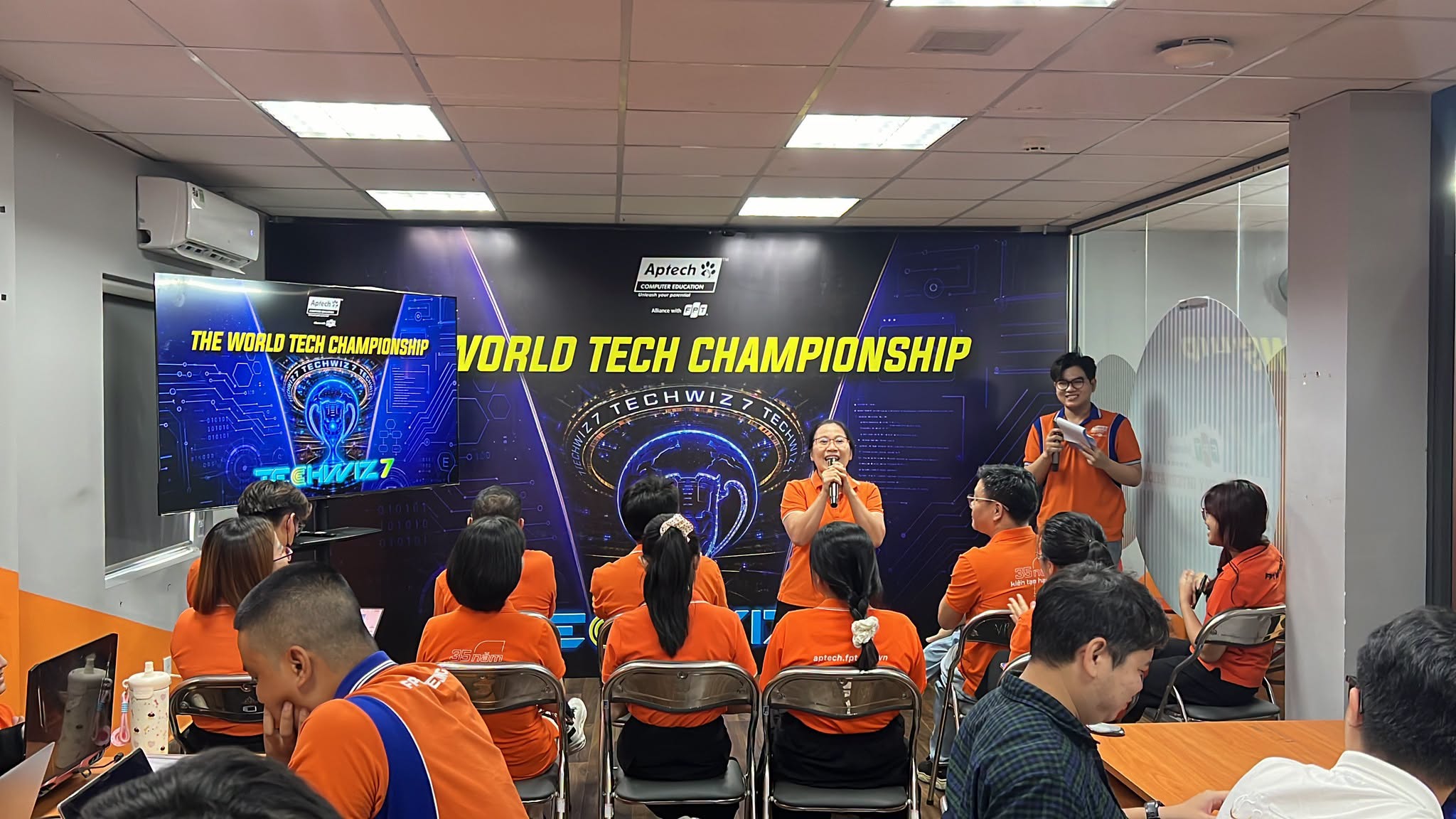 Giảng viên FPT Aptech gửi lời chúc cho sinh viên trước cuộc thi