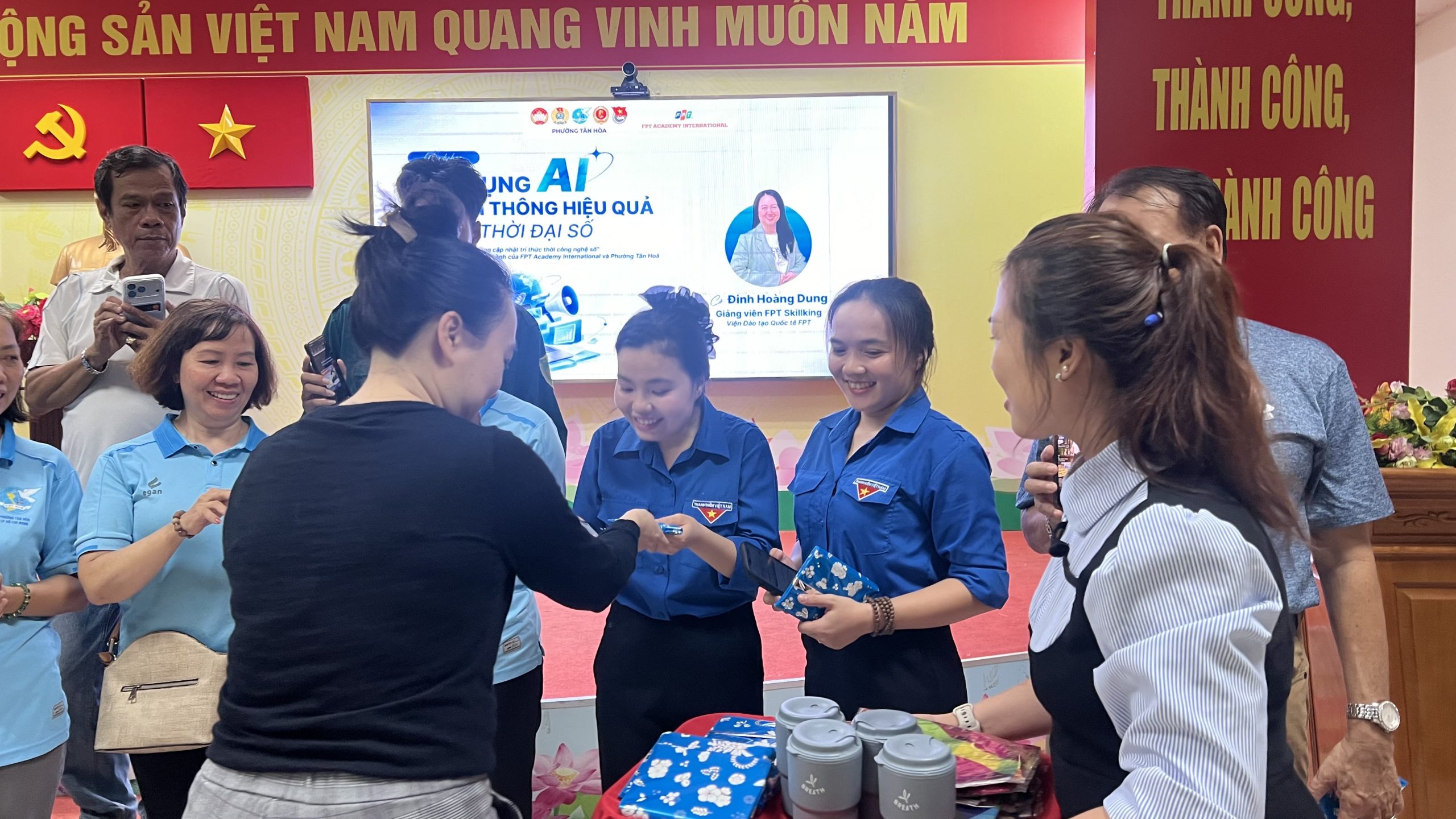 Viện Đào tạo Quốc tế FPT đồng hành cùng phường Tân Hòa Đưa AI đến gần hơn với cộng đồng 5 IMG 5637 scaled