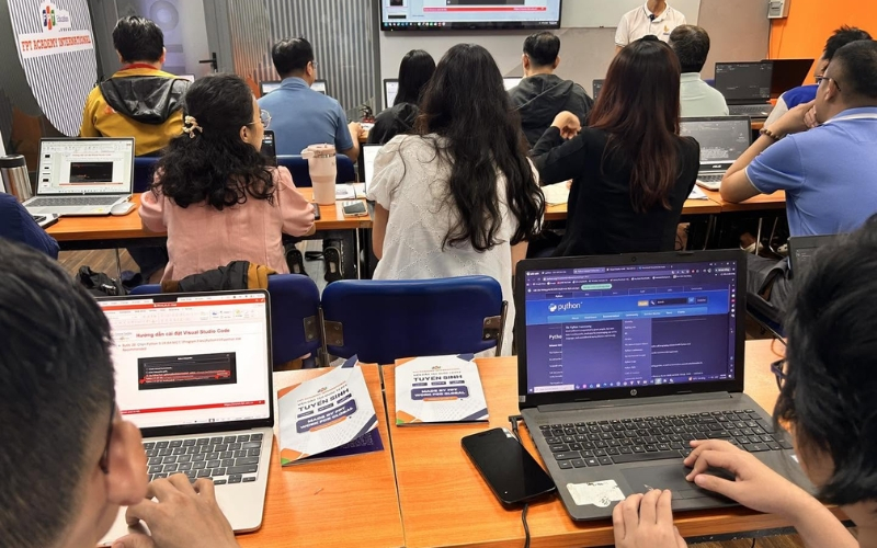 AI Agent hỗ trợ lập trình viên tự động hóa nhiều công đoạn từ phân tích mã nguồn đến kiểm thử và sửa lỗi.