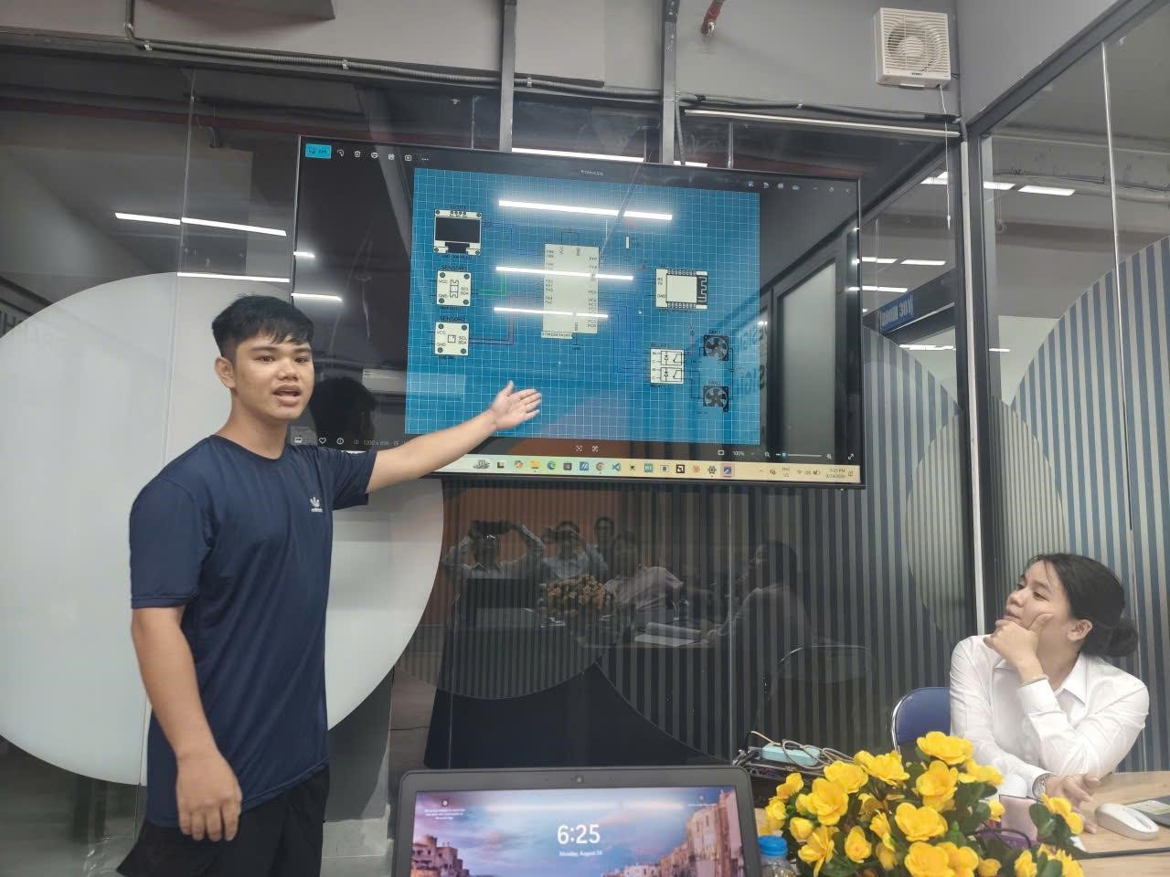 Sinh viên trình bày ý tưởng và các điểm nổi bật của đồ án