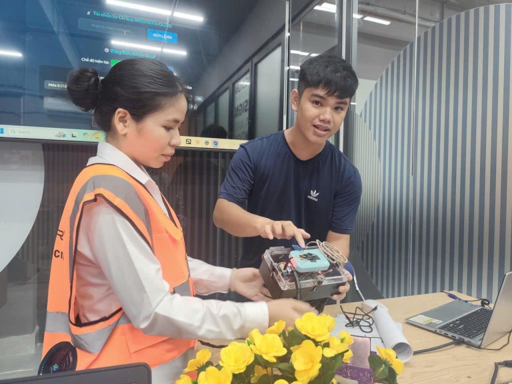 Sinh viên FPT Jetking phát triển áo bảo hộ thông minh ứng dụng Edge AI