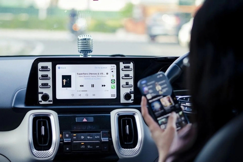 Apple CarPlay, Android Auto và Bluetooth giúp kết nối điện thoại với ô tô, hỗ trợ giải trí và điều khiển thuận tiện.