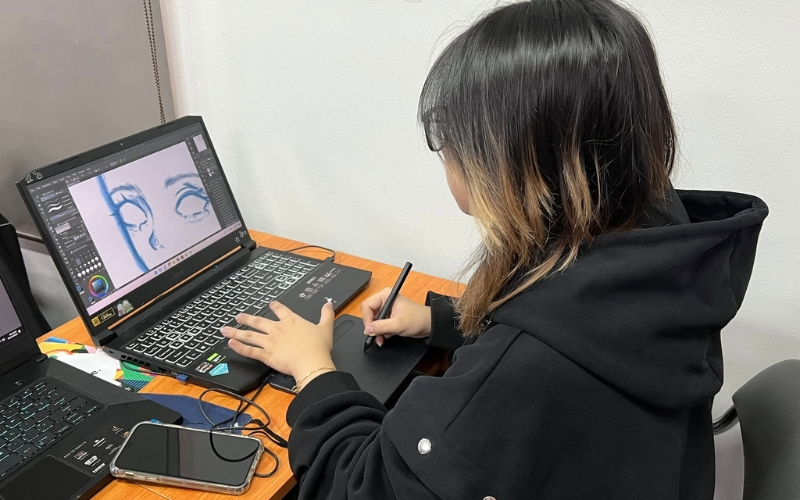 Các công cụ thiết kế giúp người học tạo giao diện, xử lý hình ảnh và phát triển website hiệu quả.