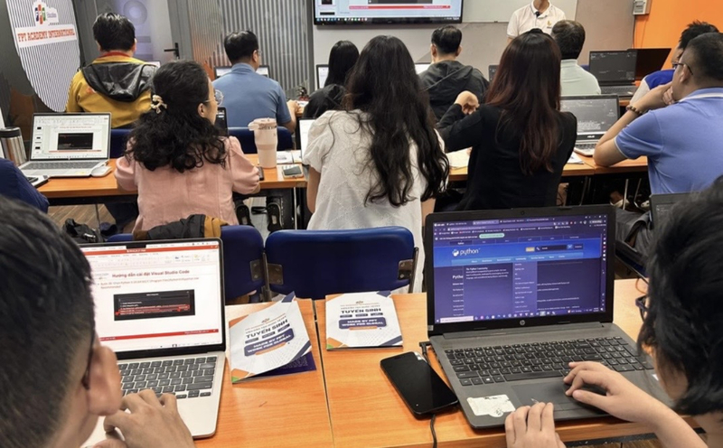 Chương trình đào tạo tại FPT Academy International phù hợp với bất kỳ ai yêu công nghệ, có tư duy logic và kiên trì học hỏi.