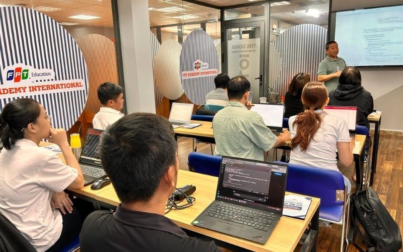 Khám phá chi tiết ngành Công nghệ thông tin FPT Academy International 1 Chương trình FPT Aptech (thuộc Viện Đào tạo Quốc tế FPT - FAI) đào tạo lập trình viên Full-stack về phần mềm, AI và công nghệ đám mây.