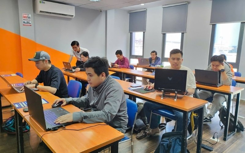Khám phá chi tiết ngành Công nghệ thông tin FPT Academy International 7 Chương trình FPT Cranes thuộc Viện Đào Tạo Quốc Tế FPT đào tạo lập trình viên Full-stack phát triển ứng dụng và tích hợp AI.