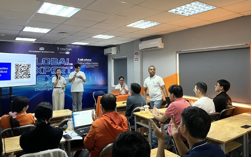 Chương trình nổi bật với thời lượng thực hành cao, tích hợp AI và Capstone Project trong từng học kỳ.