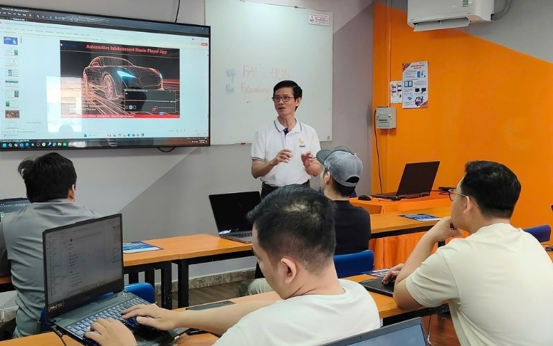 Khám phá chi tiết ngành Công nghệ thông tin FPT Academy International 8 Chương trình Phát triển phần mềm ô tô thông minh FPT Cranes tại FAI đào tạo kỹ sư phát triển và kiểm thử phần mềm ô tô thông minh.