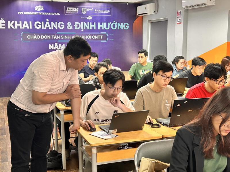 Chương trình Quản trị đám mây và an ninh mạng FPT Jetking chú trọng thực hành và ứng dụng AI.