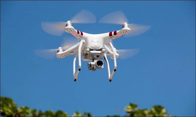 Điều khiển Drone trong chuyến bay cần duy trì ổn định và theo dõi liên tục để đảm bảo an toàn.