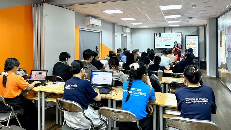 Digital Marketing khai thác các kênh trực tuyến như website, mạng xã hội, email và công cụ tìm kiếm để tiếp cận khách hàng.