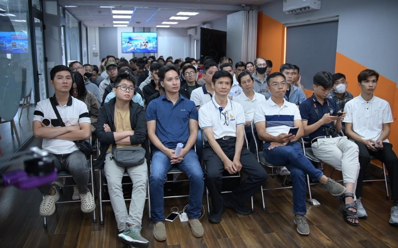 FAI tuyển sinh chương trình hàng tháng, đồng thời bố trí nhiều ca học để người học chủ động sắp xếp thời gian.