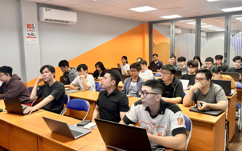 FAI tuyển sinh hàng tháng và bố trí nhiều ca học để học viên chủ động sắp xếp thời gian.